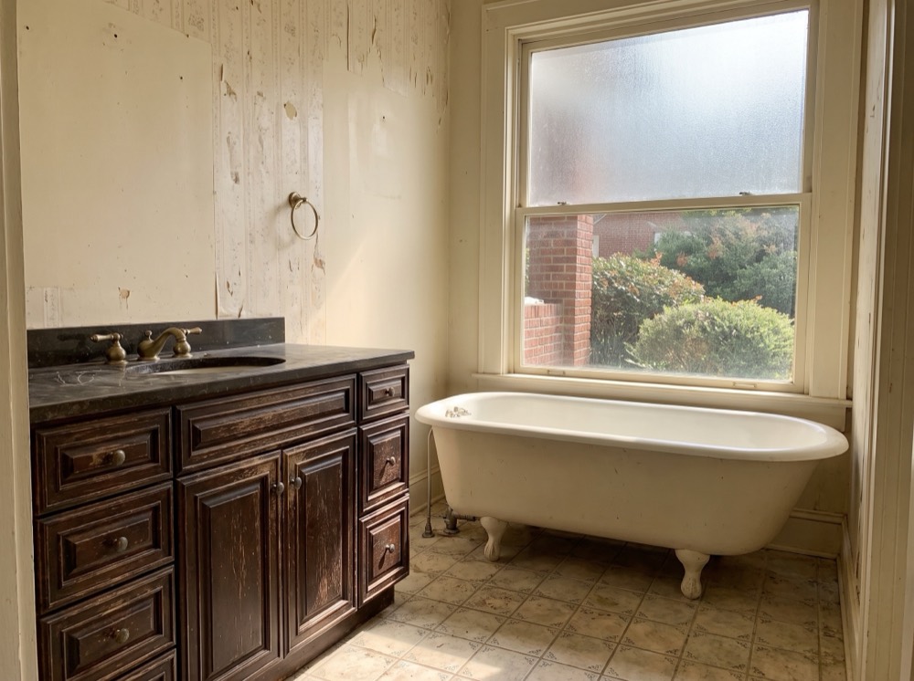 Tired bathroom before update